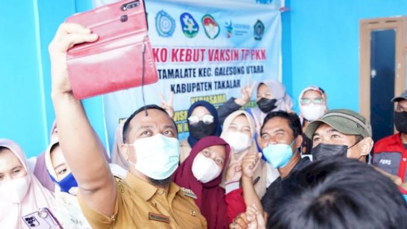 Plt) Gubernur Sulawesi Selatan (Sulsel), Andi Sudirman Sulaiman, swafoto dengan vaksinator di Kabupaten Takalar, Selasa (14/12/2021).