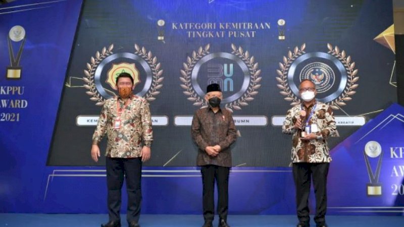 Penganugrahan ini diserahkan Wakil Presiden (Wapres), Ma'ruf Amin, dalam kegiatan Diseminasi Persaingan Usaha dan Pengawasan Kemitraan yang dilaksanakan di Hotel Pullman, Thamrin, Jakarta, Selasa (14/12/21).