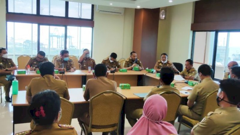 Camat Tamalanrea,  Muh Reza pimpin rapat bahas posko Makassar Recover. 