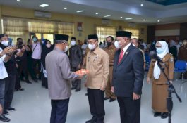 Lantik Kepala BKPSDM sebagai Plh Sekda, Bupati Jeneponto Ikut Rotasi Beberapa Pejabat