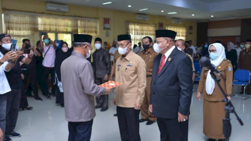 Lantik Kepala BKPSDM sebagai Plh Sekda, Bupati Jeneponto Ikut Rotasi Beberapa Pejabat