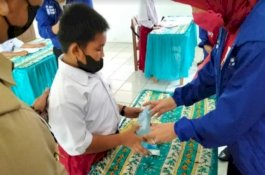 Kunjungi Sekolah Pelosok Barru, Ketua TP PKK Beri Hadiah Siswa