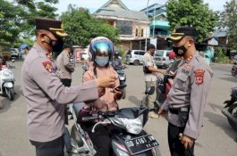 Dipimpin Langsung Kapolres Barru, Polisi Sweeping Kartu Vaksin di Pasar Mattirowalie