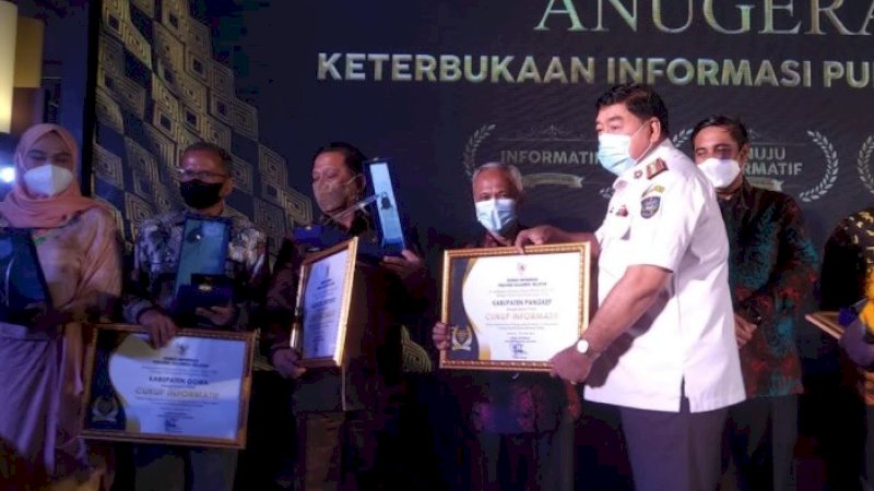 Wabup Pangkep, Syahban Sammana menerima penghargaan yang diserahkan Sekprov Sulsel, Abdul Hayat Gani.