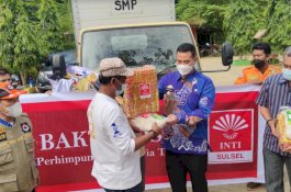 Bupati Pangkep Serahkan Bantuan untuk Korban Banjir di Kampung Ujungloe