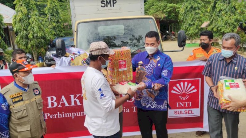 Bupati Pangkep, Muhammad Yusran Lalogau, menyerahkan bantuan untuk korban banjir di Kampung Ujungloe, Kamis (16/12/2021).