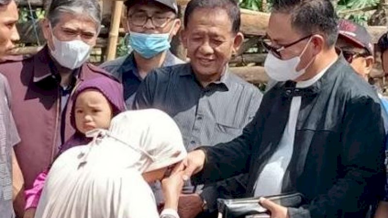 Bantuan tersebut diserahkan langsung oleh Ketua umum KKDB Yasin Azis, kepada korban kebakaran.