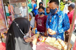 Cara Bupati Bantaeng Genjot Vaksinasi: Turun Langsung Memantau hingga Traktir Warga