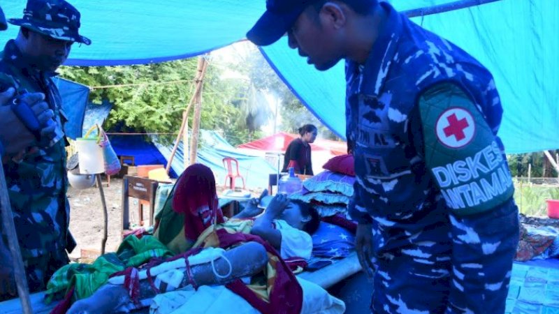 Prajurit TNI AL Obati Korban Gempa di Tenda Pengungsian Pulau Kalaotoa