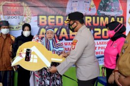 Kapolres Wajo Hadiahkan Rumah dan Alat Dapur kepada Korban Kebakaran di Pitumpanua