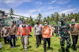 Naik Heli ke Pulau Bonerate Selayar, Plt Gubernur Sulsel Bawa Bantuan Rp8 Miliar