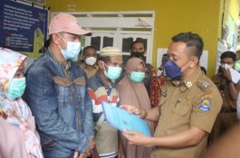 Serahkan Sertifikat Tanah, Wabup Jeneponto: Kalau Dijaminkan Jangan untuk Konsumtif