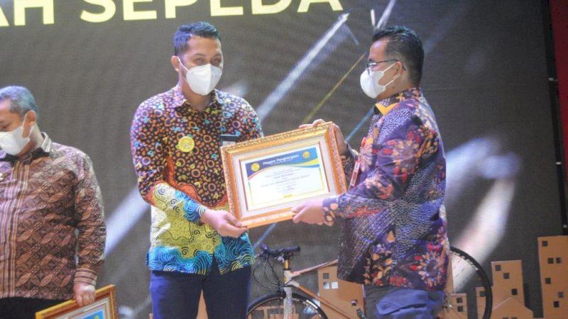Plt Kadispora Makassar, Husni Mubarak saat menerima penghargaan dari Komunitas Sepeda Bike to Work (B2W) Indonesia, Selasa (21/12/2021).