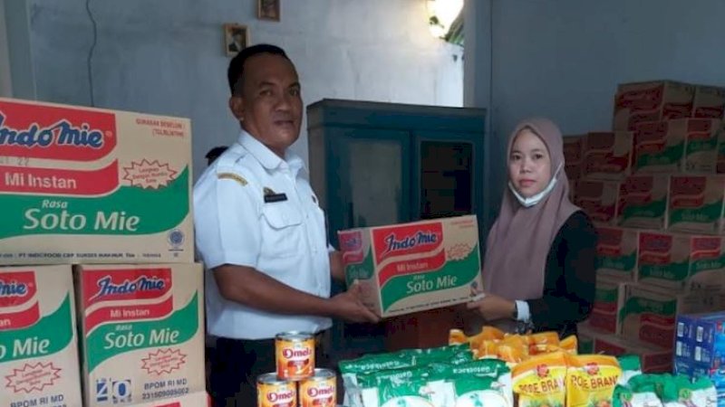 Penyaluran bantuan Usaha Ekonomi Produktif (UEP) oleh Dinas Sosial Kota Makassar kepada salah seorang pedagang.