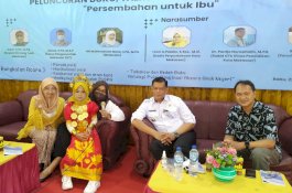 Momen Hari Ibu, Murid SD Hang Tua Makassar Beri Kado Buku Antologi Puisi untuk Ibu Mereka