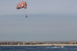 Tali Putus, Dua Wanita yang Bermain Parasailing Terjun Bebas ke Laut dari Ketinggian 100 Meter 
