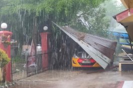 Hujan Disertai Angin Kencang, Papan Reklame Tumbang Jatuhi Rumah Dinas Kapolsek Bontoala