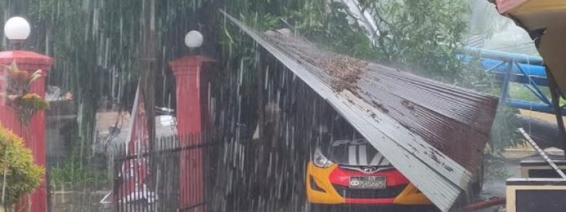 Hujan Disertai Angin Kencang, Papan Reklame Tumbang Jatuhi Rumah Dinas Kapolsek Bontoala