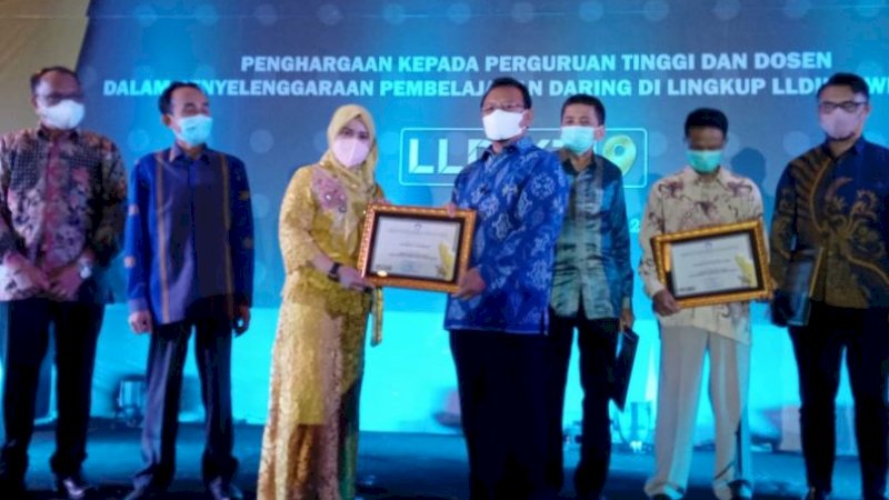 Pemberian penghargaan berlangsung pada sosialisasi dan anugerah SPADA LLDIKTI Wilayah IX di Hotel Claro, Kota Makassar, Sulawesi Selatan, Rabu (22/12/2021).