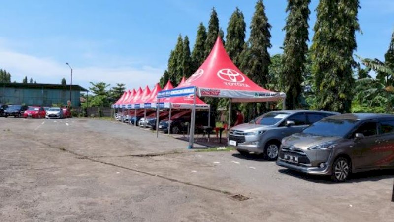 Toyota Trust memiliki program Bursa Mobil Bekas yang digelar tiap akhir pekan, Sabtu--Ahad di Kalla Toyota Daya, Jalan Perintis Kemerdekaan.