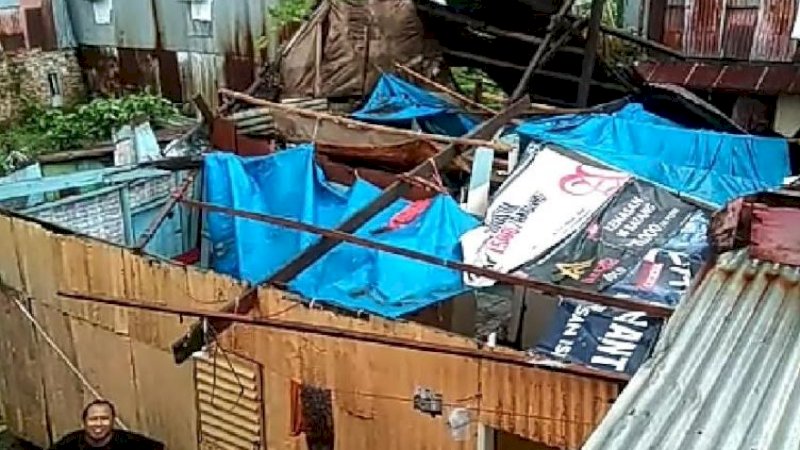 Salah satu rumah yang rusak di Kecamatan Bontoala, Kota Makassar, akibat angin kencang, Kamis (23/12/2021).