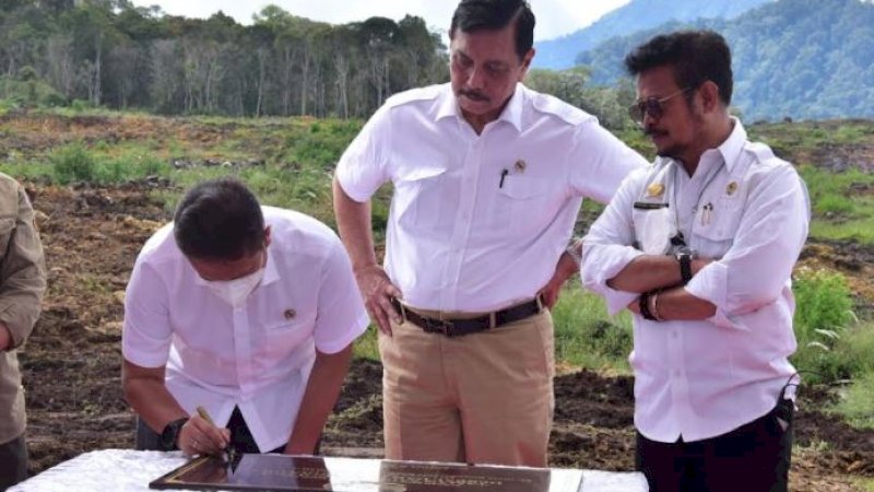 Menteri Koordinator Bidang Kemaritiman dan Investasi (Menko Marves), Luhut Binsar Panjaitan, bersama Menteri Pertanian (Mentan), Syahrul Yasin Limpo, melakukan groundbreaking Taman Sains dan Tanaman Herbal Hortikultura (TSTHH) Humbang Hasundutan (Humbahas). Kegiatan ini di dilaksanakan di Desa Aek Nauli, Pollung Humbahas Sumatra Utara, Kamis (23/12/2021).