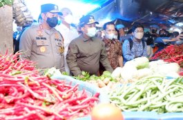 Jelang Nataru, Kapolda dan Plt Gubernur Sulsel Cek Stok dan Harga Bahan Pokok di Pasar Tradisional