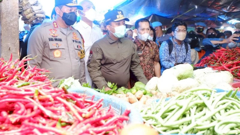 Kapolda Sulsel, Irjen Pol. Nana Sudjana, bersama Plt. Gubernur Sulsel, Andi Sudirman Sulaiman, saat memantau Pasar Pa'baeng-Baeng, Jumat (24/12/2021). 