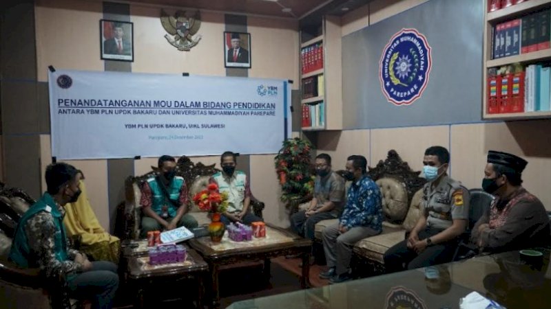 YBM PLN UPDK Bakaru Beri Beasiswa Mahasiswa Kurang Mampu di Umpar
