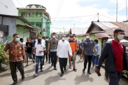 Tinjau Korban Angin Puting Beliung, Wali Kota Makassar Serahkan Bantuan Bahan Bangunan