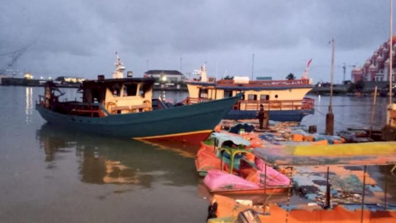Kapal Motor (KM) Banawa Nusantara 28 yang terbakar di Anjungan Pantai Losari.