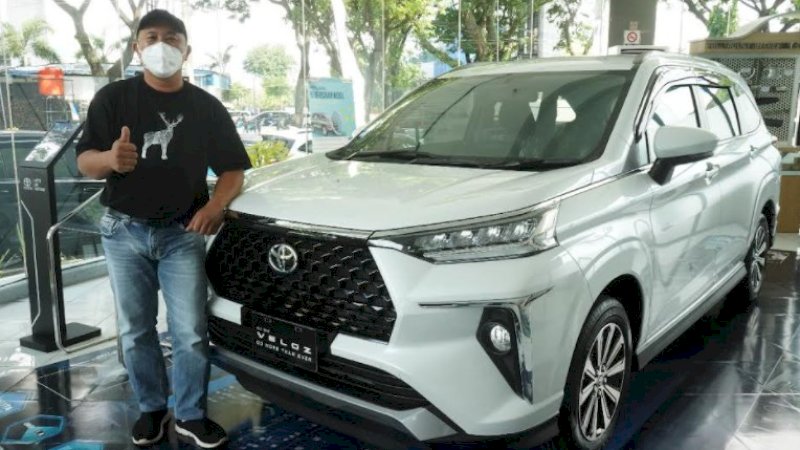 Salah seorang pelanggan Kalla Toyota Urip Sumoharjo yang melakukan pembelian All New Veloz pada Desember 2021.