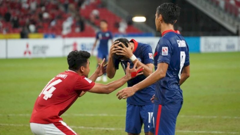 Asnawi Mangkualam (kiri) menghampiri Faris Ramli yang gagal mengeksekusi tendangan penalti. (Foto: AFF Suzuki Cup).