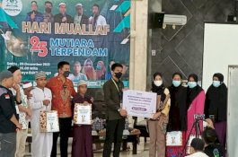 Laznas Baitulmaal Muamalat Sulsel Beri Bingkisan kepada Mualaf di Hari Natal