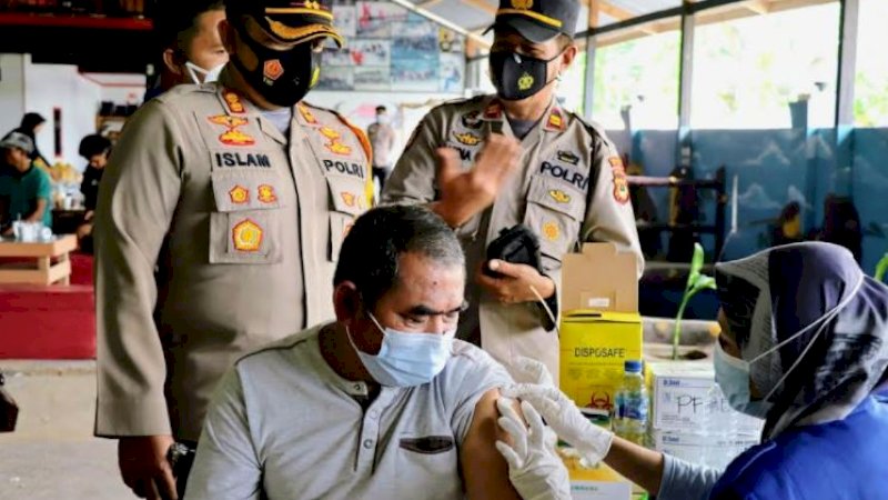 Vaksinasi COVID-19 massal di Kelurahan Limpomajang, Kecamatan Majauleng, Kabupaten Wajo, Sulawesi Selatan, Selasa (28/12/2021).