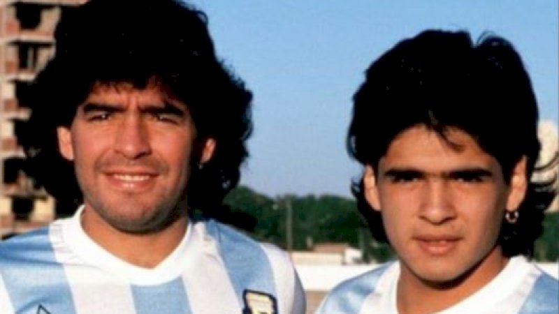 Diego Maradona bersama Hugo. (Foto: twitter Bobagol_)