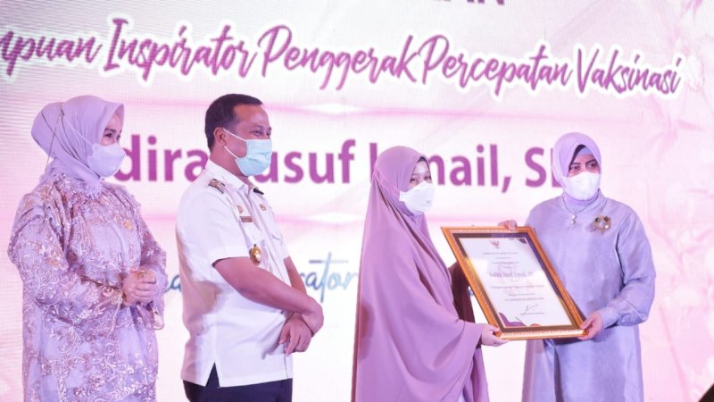 Ketua PKK Makassar,  Indira Jisuf Ismail dan Wakil Wali Kota Makassar saat menerima penganugrahan sebagai perempuan Inspirator dalam peringatan hari ibu ke 93 yang digelar di Hotel Claro, Rabu (29/12/2021),