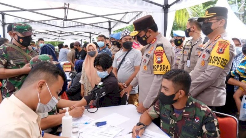 Kapolda Sulsel Irjen Pol Drs Nana Sudjana memantau vaksinasi massal yang diadakan Forkopimda Kota Makassar di Anjungan Pantai Losari, Rabu (29/12/2021).