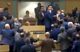 Video Adu Jotos Anggota DPR dalam Ruang Sidang Gara-Gara Perempuan