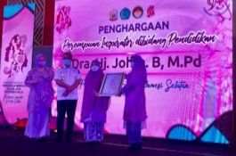 Raih Dua Penghargaan Sekaligus, Johra MB Dinobatkan Perempuan Inspirator Bidang Pendidikan dan Kesehatan