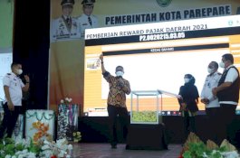 Taufan Pawe Beri Hadiah Sepeda Motor kepada Warga Wajib Pajak