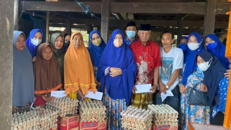 Penyerahan bantuan kepada korban kebakaran di Pacciro, Kecamatan Tanete Riaja, Kabupaten Barru, Sulawesi Selatan (Sulsel).