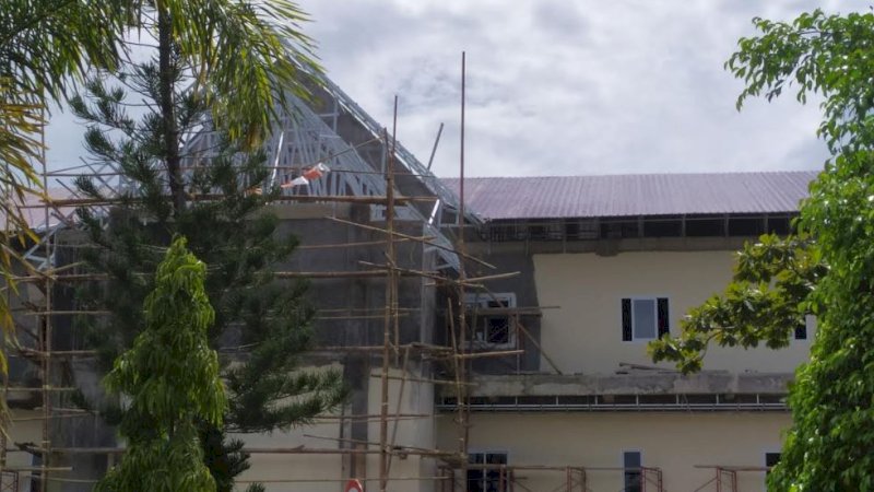 Pembangunan kantor Polres Barru masih sementara pemasangan atap dan rangka.