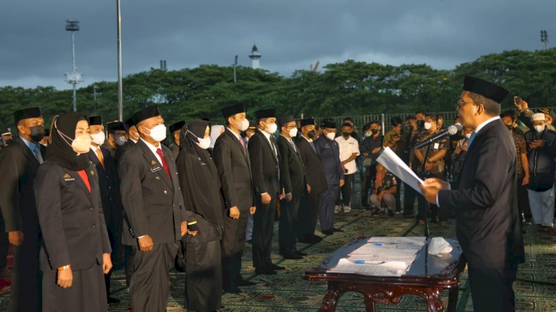 Prosesi pelantikan pejabat OPD Pemkot Makassar eselon II,  di Tribun Karebosi,  Jumat,  (31/12/21).