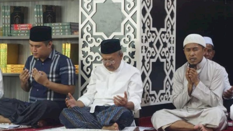 Zikir dan doa bersama berlangsung di Masjid Nurul Iksan, Kompleks Rumah Jabatan Bupati Jeneponto, Jumat (31/12/2021). 