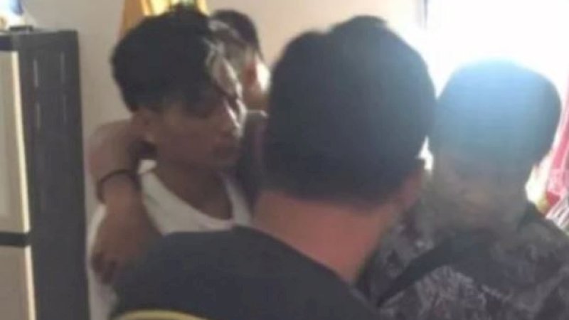 Pelaku AN (22) saat diamankan oleh anggota kepolisian dari Polres Luwu, Jumat (31/12/2021). (Foto: Ist)