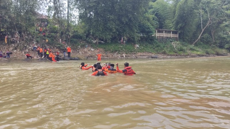 Proses evakuasi korban di Sungai Sa'dan, Kabupaten Toraja Utara, Sulawesi Selatan. 