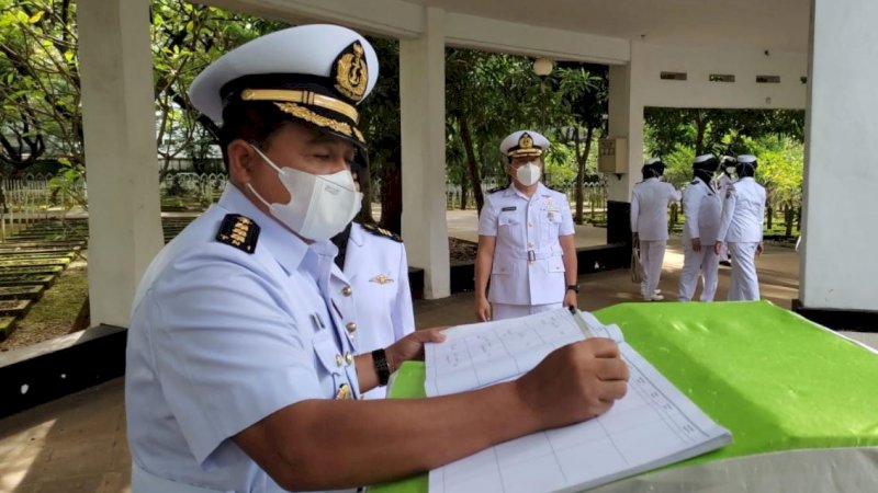 Ziarah rombongan dipimpin Asisten Bidang Perencanaan (Asrena) Danlantamal VI Kolonel Laut (P) Iswantono. (Foto: Lantamal VI Makassar)