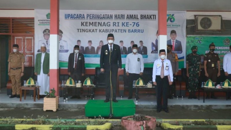 Upacara peringatan Hari Amal Bakti Ke-76 tingkat Kabupaten Barru di halaman Sekolah Madrasah Aliyah Negeri (MAN) 1 Mangempang, Kecamatan Barru, Kabupaten Barru, Sulawesi Selatan (Sulsel), Senin (3/1/2021).