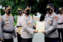 Polres Wajo Berikan Penghargaan kepada Anggota Berprestasi